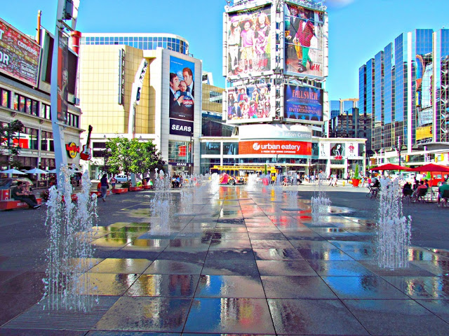 Yonge-Dundas Square em Toronto Yonge-Dundas Square em Toronto